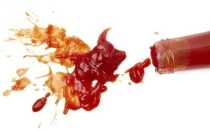 Чим вивести пляму від кетчупу: швидкий результат і мінімум витрат