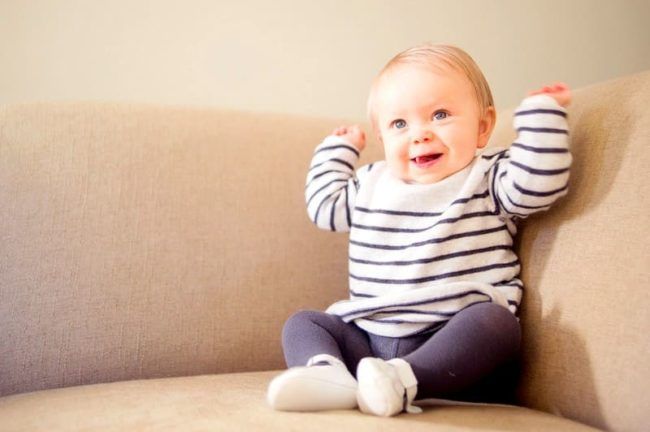 Прості способи як випрати диван від дитячої сечі