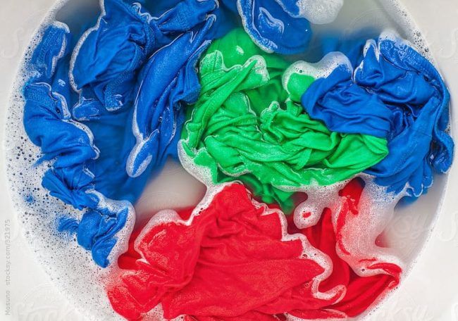 Як правильно прати кольорові речі?