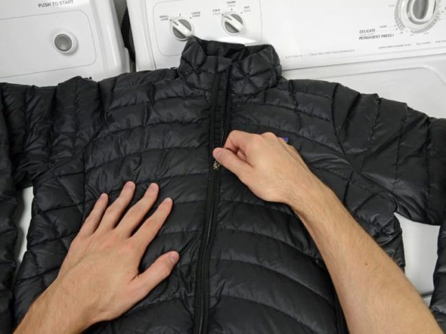 Як прати куртку на пуху в пральній машині і руками, щоб пух не збивається
