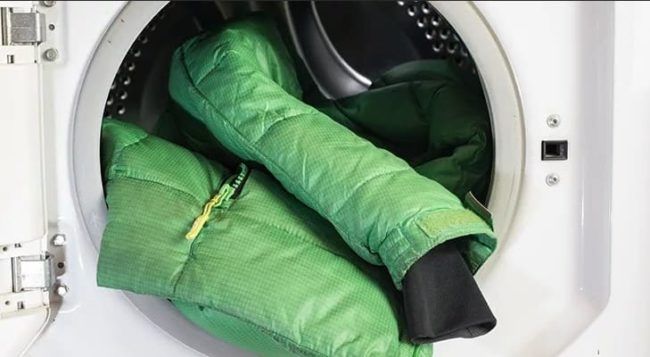 Як прати куртку на пуху в пральній машині і руками, щоб пух не збивається