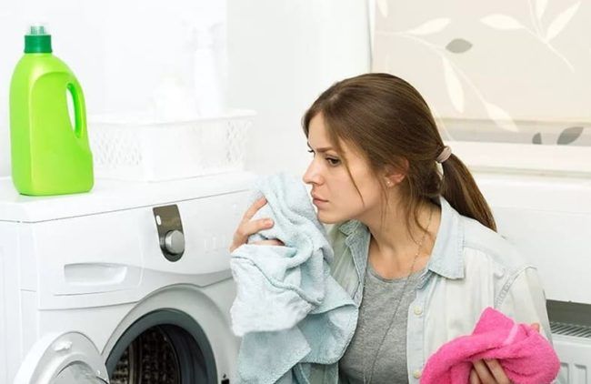 Що робити, якщо після прання білизна стало погано пахнути і де шукати причини