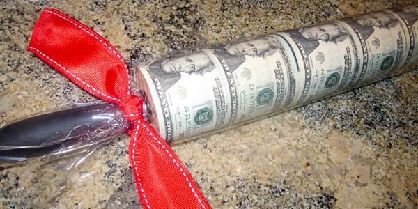 Як оригінально подарувати гроші: ефектні рішення на весілля, День народження і Новий рік