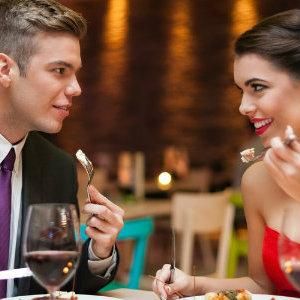 Вносимо романтику у відносини вечерю з коханою в ресторані