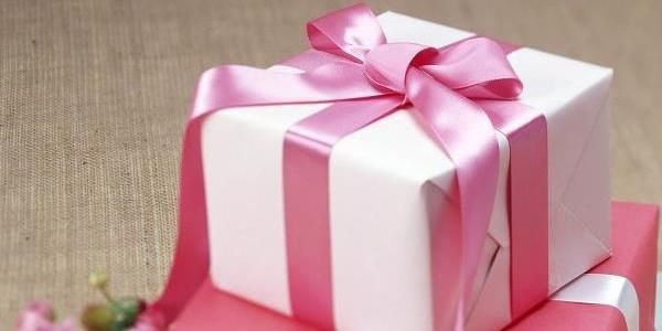 Вибираємо дорогий подарунок на День народження: безпрограшні варіанти для начальства, друзів і коханих