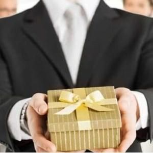 Корпоративні подарунки співробітникам: оригінальні ідеї під різні випадки і події