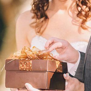 Ідеї ​​оригінальних подарунків на річницю весілля: від традиційної класики до ексклюзиву