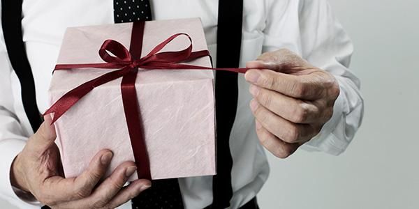 Рекомендації по вибору оригінального подарунка чоловікові на День народження: ідеї, поради, застереження