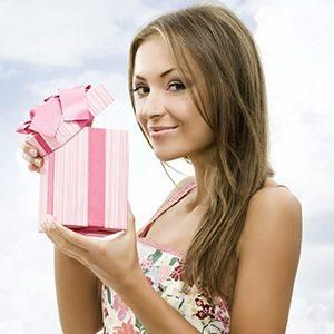 Безпрограшні варіанти подарунків дівчині на Новий рік: оригінальні ідеї