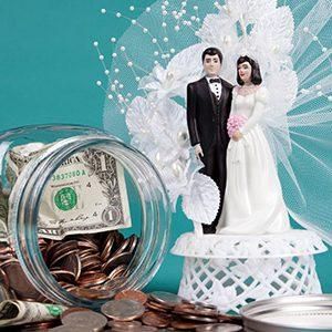 Феєрверк креативних ідей: як оригінально вручити молодятам подарунок грошима на весілля