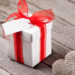Підбірка найкращих подарунків для коханої: зроблені своїми руками і покупні презенти на День народження
