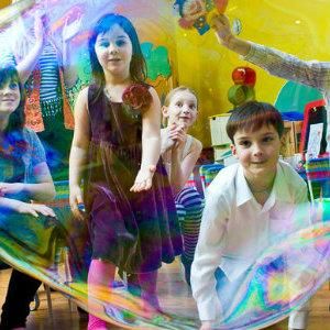 У чарівній країні мильних бульбашок організація барвистого шоу для дітей