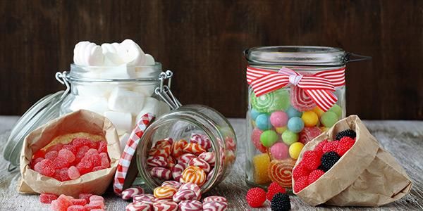 банку з цукерками ягодами солодощами