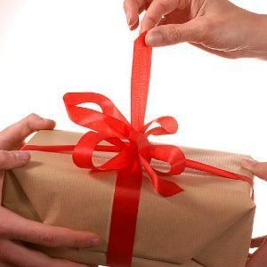 Карколомні ідей подарунка дівчині на День народження: як порадувати і здивувати іменинницю