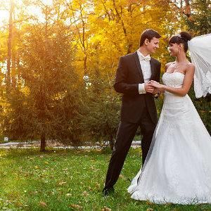 Самі незвичайні та креативні ідеї для весільної фотосесії восени