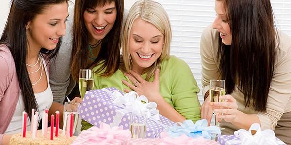 Вибираємо подарунки на День народження жінці: прикольні варіанти для іменинниць будь-якого статусу і віку