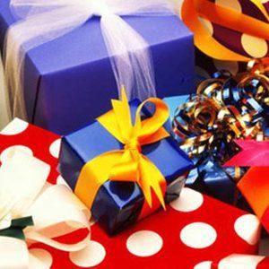 Дивуємо подругу: оригінальні ідеї подарунків на День народження і незвичайні способи їх вручення