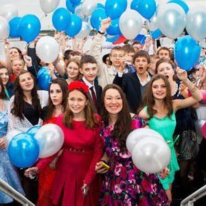 Що подарувати дітям на випускний в 4 класі: безпрограшні ідеї пам' /></p><ul><li>Як організувати незабутній випускний на теплоході в початковій, середній та старшій школі.</li><li> Багато цікавих ідей для організації випускного в 4 класі знайдете тут.</li></ul><h2 >Кращі ідеї розвиваючих подарунків випускникам початкової школи</h2><h4>Набори для творчості</h4><p><noscript><img decoding=