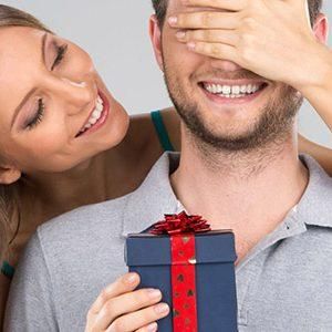 Що можна подарувати на День народження коханому чоловікові: найкраща добірка оригінальних подарунків