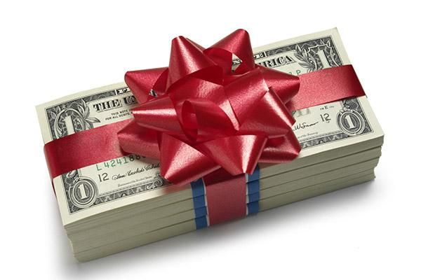 Скільки прийнято грошей подарувати на весілля: поради і оригінальні ідеї підношення подарунка