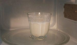 Молоко в склянці