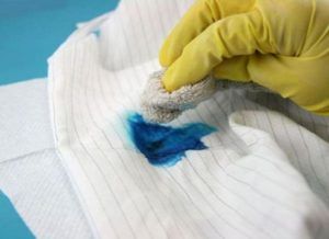 Як видалити чорнильна пляма легко і без наслідків для тканини