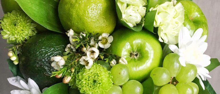 Букет з фруктів і квітів Зелена калюжа