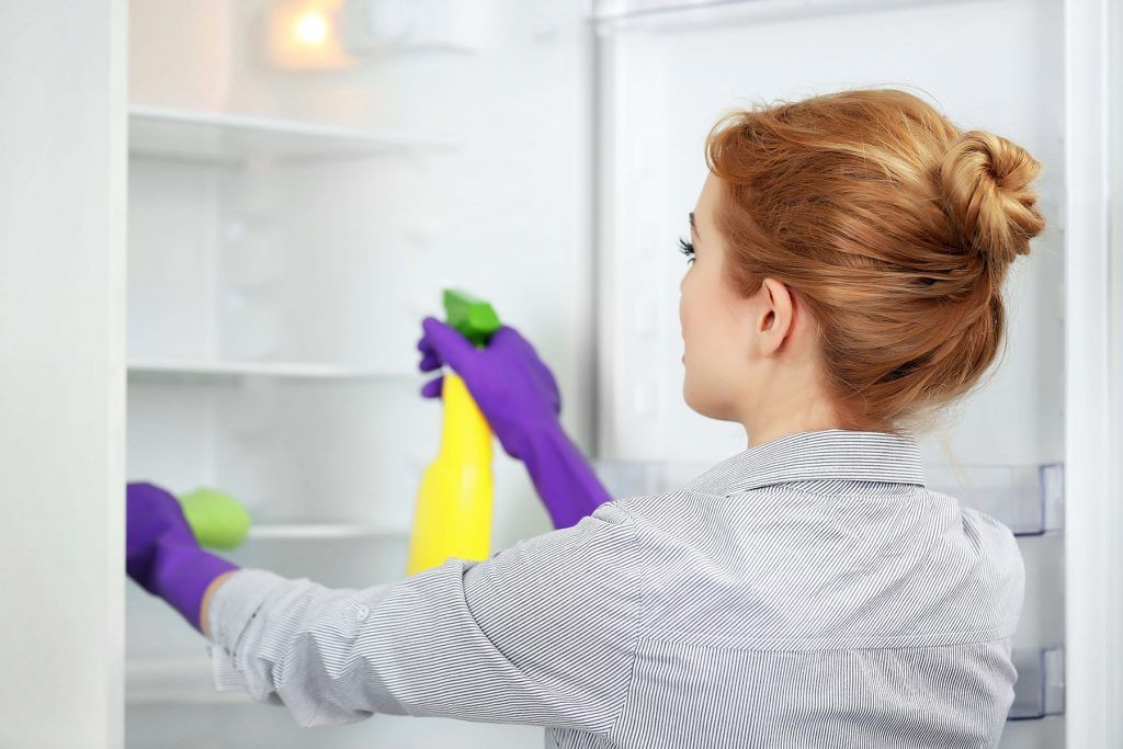 Як позбутися від неприємного запаху з холодильника