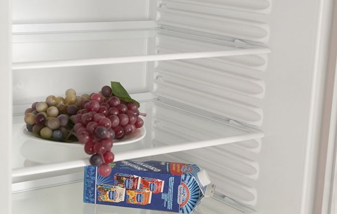 Полиці в верхньому відсіку холодильника Atlant