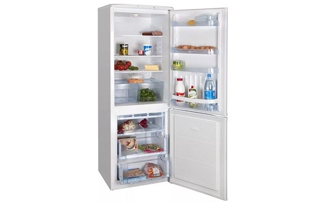 Холодильник Indesit ITF 120 W з продуктами