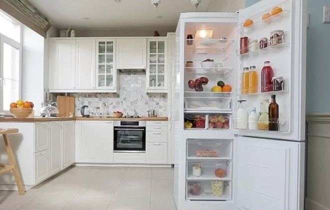Холодильник Indesit ITF 120 W на кухні