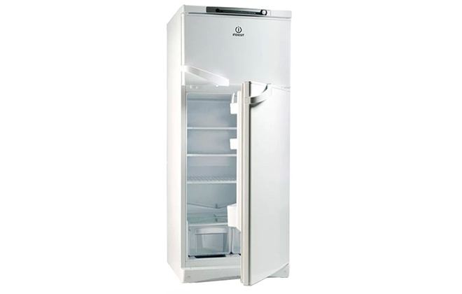 Холодильник Indesit з відкритою нижньою дверцятами