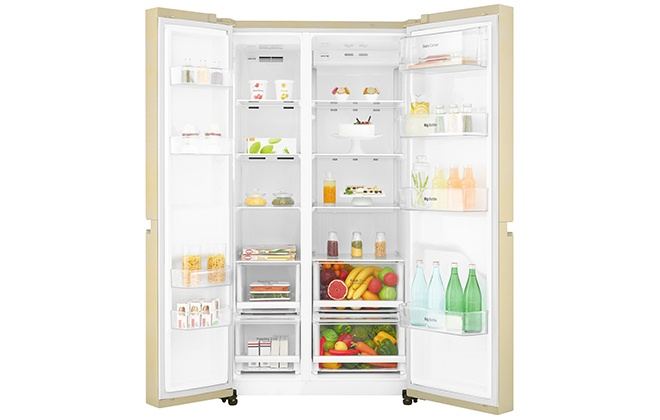 Холодильник LG GC-B247SEUV з продуктами