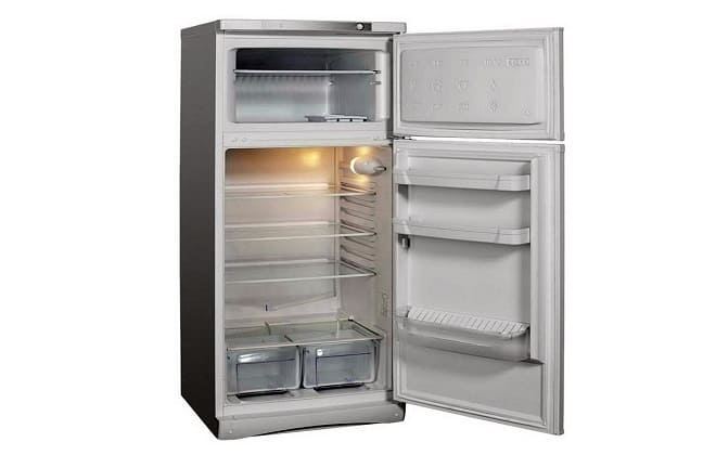 Чому холодильник не включається а світло всередині горить