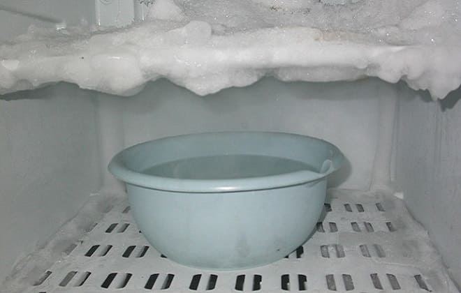 Тепла вода для розморожування холодильника