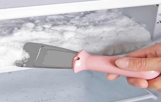 Прибрати лід в холодильнику лопаткою