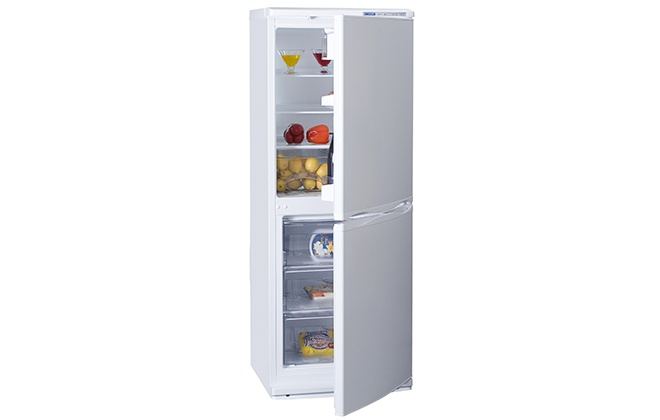 Відкриті двері в холодильнику Атлант
