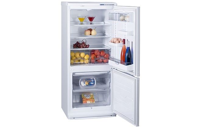 Холодильник Атлант ХМ 4010-022 з продуктами