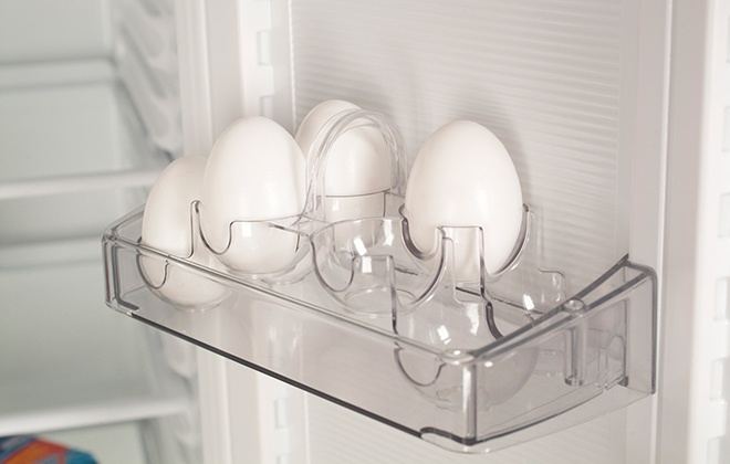 Полку з підставкою для яєць в холодильнику Атлант