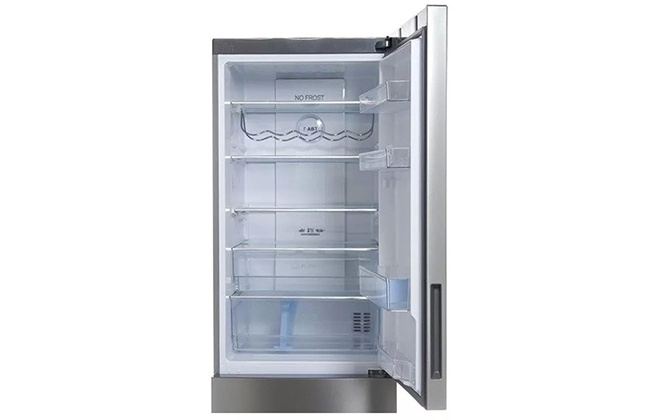 Верхня частина сріблястого холодильника Haier