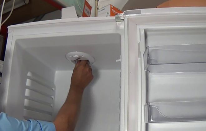 Заміна лампочки в камері холодильника