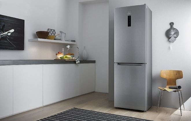 Сріблястий стоїть окремо холодильник на кухні