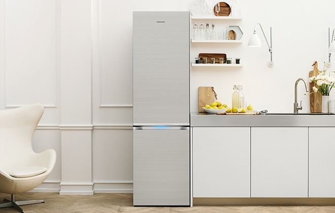 Білий холодильник на кухні