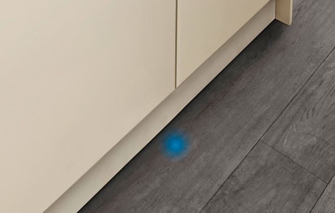 Синій промінь на підлозі від посудомийної машини