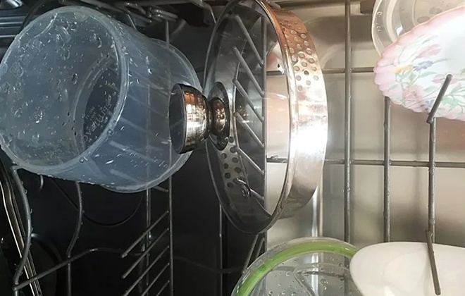 Мокра посуд в посудомойке