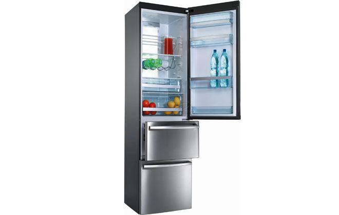 Холодильник з відчиненими дверцятами