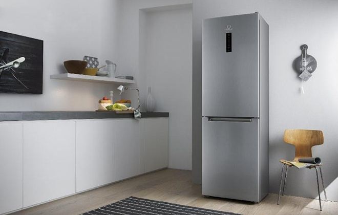 Сріблястий холодильник Indesit DF 5200 S