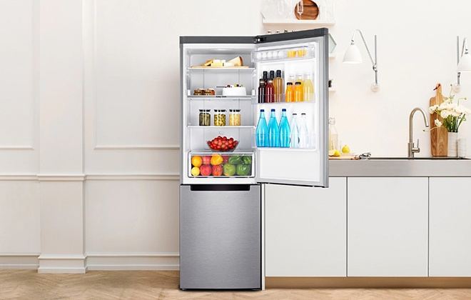 Відкриті дверцята сріблястого холодильника