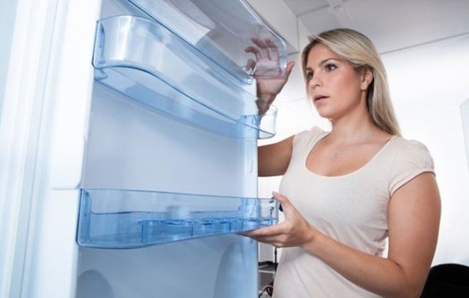 Жінка прибрала всі продукти з холодильника