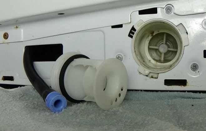 Як самостійно почистити фільтр в пральній машині Індезіт